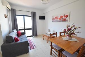 Apartamentos Carruna的休息区
