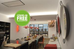 Art&Flats Hostel في فالنسيا: غرفة طعام مع طاولة و علامة خضراء
