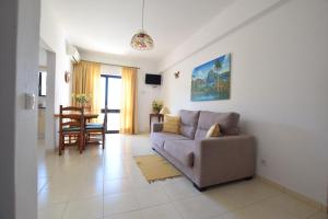 Apartamentos Carruna的休息区