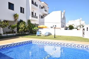 Apartamentos Carruna内部或周边的泳池