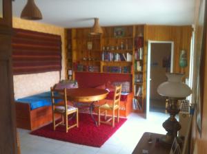 1 dormitorio y sala de estar con mesa y sillas. en rossignol, en Chatuzange-le-Goubet