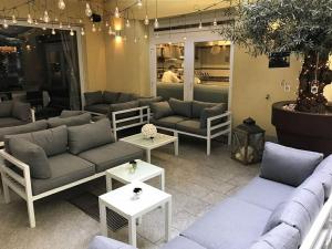 ein Wohnzimmer mit Sofas und Tischen in einem Geschäft in der Unterkunft BHL Boutique Rooms Legnano in Legnano