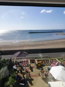 uma vista para a praia a partir da varanda de um hotel em Captains Lodge em Newbiggin-by-the-Sea