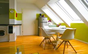 Kuchyň nebo kuchyňský kout v ubytování Bright Duplex Danube Canal + 17 fotografií