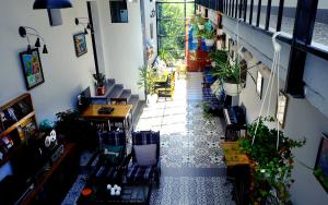 una habitación con una escalera con plantas y sillas en Moc Chau Cottage homestay, en Mộc Châu