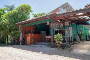 un edificio con un banco delante de él en Lanta Wild Beach Resort, en Ko Lanta