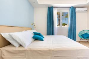 Un dormitorio con una cama grande con cortinas azules y una ventana en Villa San Teodoro by BarbarHouse, en San Pietro in Bevagna