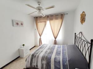 Ένα ή περισσότερα κρεβάτια σε δωμάτιο στο Sunny apartment near the beach
