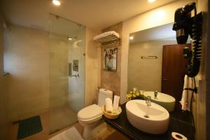 un bagno con wc, lavandino e doccia di Kumari Boutique Hotel a Kathmandu