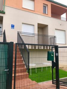 una escalera frente a un edificio en EL MIRADOR DE CACERES, en Cáceres 12 fotos más