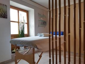een ziekenhuisbed in een kamer met een raam bij Landgasthof Zum Elsabauern in Königstein in der Oberpfalz