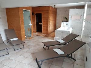 Zimmer mit 2 Stühlen, einem Tisch und einer Küche in der Unterkunft Landgasthof Zum Elsabauern in Königstein in der Oberpfalz
