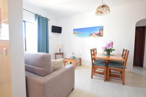 Apartamentos Carruna的电视和/或娱乐中心