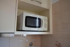 Apartamentos Carruna的电视和/或娱乐中心