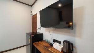 TV a/nebo společenská místnost v ubytování Sabua The Terrace Homestay