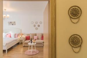 un soggiorno con letto e tavolo di Studio T by MRG Apartments a Bucarest