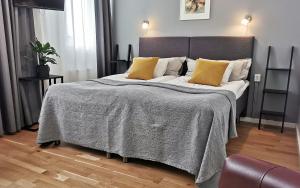 Postel nebo postele na pokoji v ubytování Hotell Fängelset Västervik
