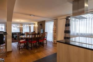 uma cozinha e sala de jantar com mesa e cadeiras em Villa Alpenhof em Saas-Almagell