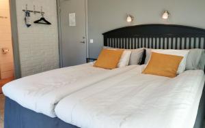 Postel nebo postele na pokoji v ubytování Hotell Fängelset Västervik