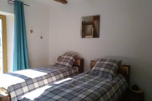 two beds sitting next to each other in a room at Le Grand PIerron Clarée Valley cosy apartment in mountain, 6p in Val-des-Prés