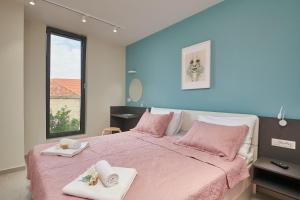 Posteľ alebo postele v izbe v ubytovaní Tiffany Apartments