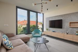Televízia a/alebo spoločenská miestnosť v ubytovaní Tiffany Apartments