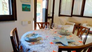 een eettafel met een tafelkleed met sterren erop bij Villa dell'Arte Vista Mare in Villasimius