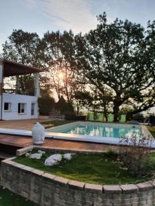 une arrière-cour avec une piscine et une terrasse en bois dans l'établissement Montèze Paradis, à Saint-Christol-lès-Alès