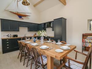 Un comedor con mesa y sillas de madera. en The Old Carriage Court, en Kidwelly