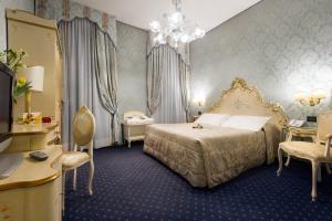 Кровать или кровати в номере Hotel Carlton On The Grand Canal