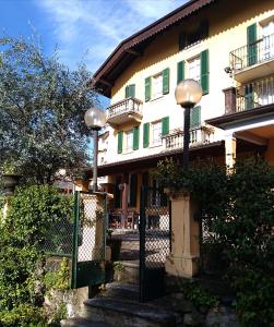 albergo ristorante coppa في Dazio: منزل أمامه بوابة