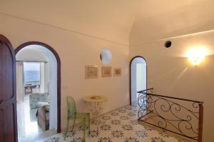 un pasillo con arcos y una mesa y una habitación en Casa Bouganville, en Positano
