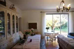 uma sala de estar com um sofá e uma mesa em Leï Souco em Saint-Tropez