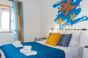 ペニシェにあるEstrela do Marのベッドルーム1室(ベッド1台、壁にヒトデの壁画付)