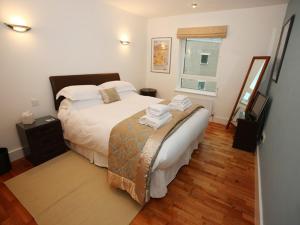 Un dormitorio con una cama grande y una ventana en Marina Secret, en Poole