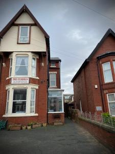 um edifício de tijolos com uma loja ao lado dele em Cumbria Guest House em Lytham St Annes