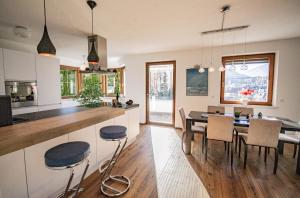 Ferienwohnung mit Terrasse في ستيناش آم بيرنر: مطبخ وغرفة طعام مع طاولة وكراسي
