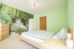 una camera da letto con un letto e un quadro sul muro di Ferienwohnung mit Terrasse a Steinach am Brenner
