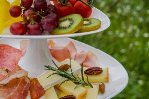 dos platos de comida con frutas y frutos secos. en Sonnenhotel Soldanella Sonneck, en Samnaun 79 fotos más