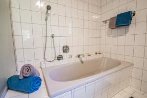 Bagno di Ferienwohnung mit Terrasse