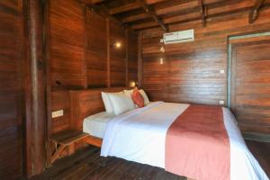 Waterside inn Nusa Penida客房内的一张或多张床位