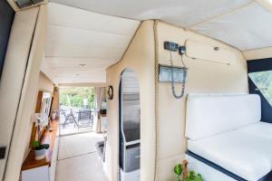 una vista interior de una caravana con la puerta abierta en Eucala motor yacht, en East Molesey