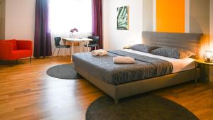sypialnia z łóżkiem i dwoma ręcznikami na nim w obiekcie Backpacker Apartment Naschmarkt w Wiedniu