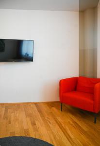 Telewizja i/lub zestaw kina domowego w obiekcie Backpacker Apartment Naschmarkt