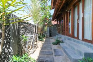 Waterside inn Nusa Penida外面的花园