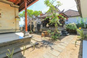Waterside inn Nusa Penida外面的花园