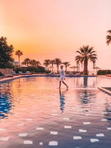 Бассейн в Minos Imperial Luxury Beach Resort & Spa Milatos или поблизости