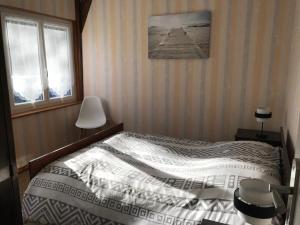 1 dormitorio con cama y ventana en Maison region de Domme, en Saint-Martial-de-Nabirat