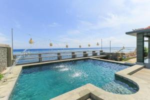 Waterside inn Nusa Penida内部或周边的泳池