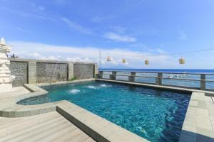 珀尼达岛Waterside inn Nusa Penida的可以看到海景的游泳池